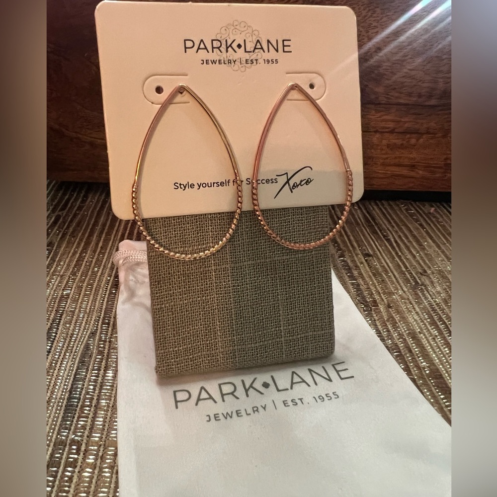 ☘️Park Lane Almond Earrings